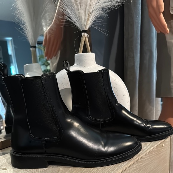 H&M Black Chelsea Boots Modern Style - Picture 1 of 6